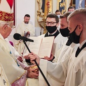 Na znak dopuszczenia do służby Eucharystii kandydat otrzymuje z rąk celebransa patenę z chlebem.