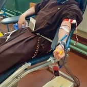 „Oddając krew –  ratujesz życie”, „Twoja krew, moje życie” – to słowa, które towarzyszą wielu kampaniom zachęcającym do oddania krwi. Jest w nich streszczona potrzeba, ale i dobrowolność dzielenia się – podkreśla brat Kazimierz.