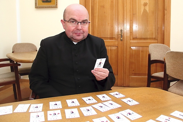 Ksiądz Flis przekonuje, że kalendarzowe karty uruchamiają rodzinną wyobraźnię.