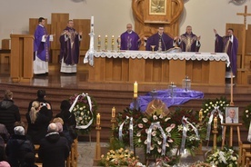 Mszy św. pogrzebowej przewodniczył bp Mirosław Milewski.