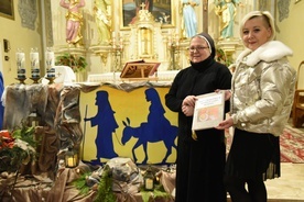 S. Grzegorza i pani Elżbieta prezentują księgę modlitwy i postu za dzieci i młodzież.