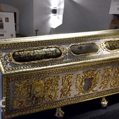 W miejscu prezentacji sarkofagu można zobaczyć zdjęcia jego wcześniejszego stanu, jak również postaci, których ciała spoczywały w obu trumnach.