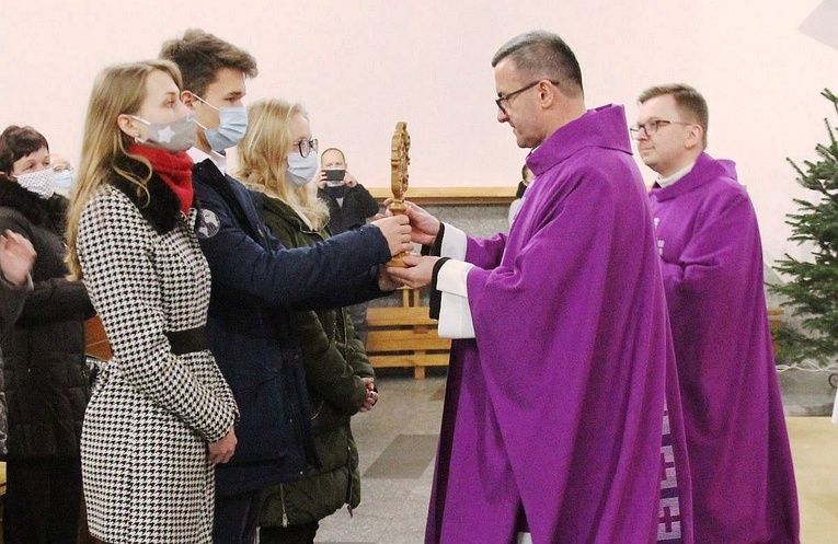 Licealiści przekazali duszpasterzom salwatoriańskim do intronizacji relikwie bł. Hanny Chrzanowskiej - patronki chorych, służb medycznych i... ich szkoły.