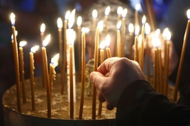 Świece zapalane przez pielgrzymów w Betlejem.