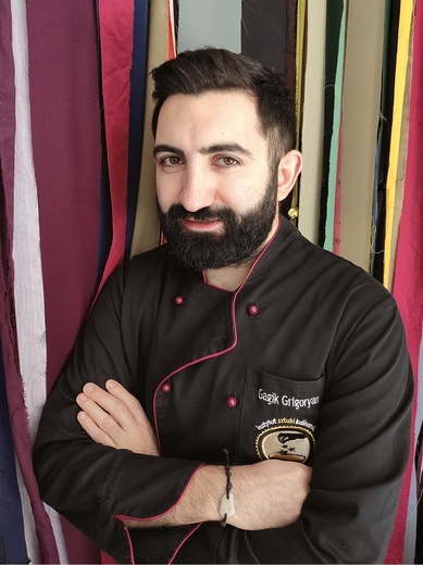 Gagik Grigoryan jest autorem  bloga kulinarnego Gotuj z Gruzinem.