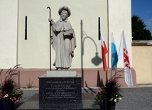 Figura św. Jakuba Apostoła przy skaryszewskiej świątyni.
