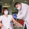 W szpitalu w Warszawie zaszczepiono pierwszą osobę na COVID-19 