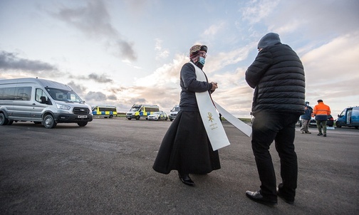 „Byliśmy na prawdziwych peryferiach”. Polski kapłan wspomina Wigilię na lotnisku Manston