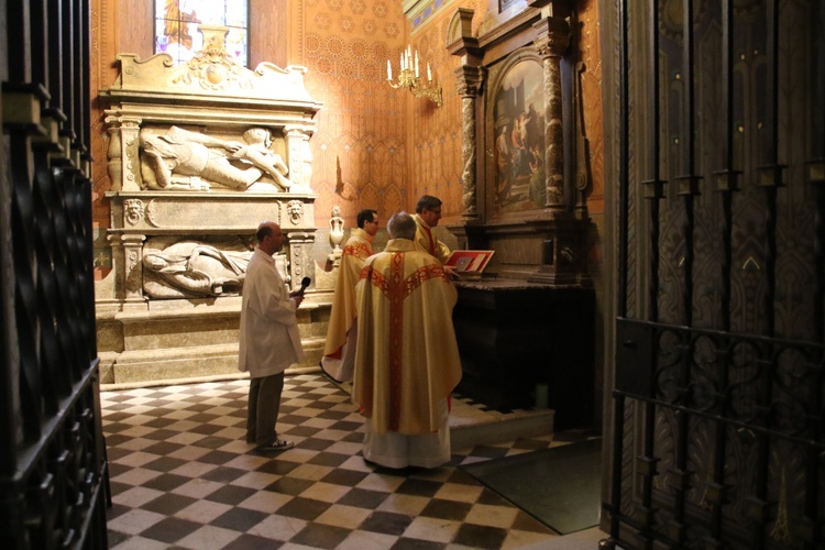 Modlitwa w Kaplicy Sieprskich na zakończenie liturgii w katedrze w intencji byłych więźniów obozów koncentracyjnych.