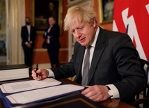 Brytyjski premier Boris Johnson oficjalnie podpisał umowę handlową z UE