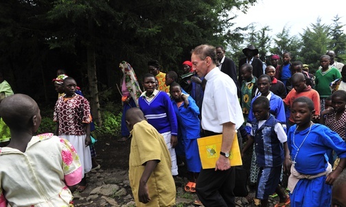 Ks. Roman w Rwandzie zaopiekował się osieroconymi po wojnie domowej dziećmi