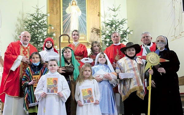 Grupa kolędująca po jednej z Mszy św. 26 grudnia w kościele pw. Miłosierdzia Bożego w Woli Rzędzińskiej.