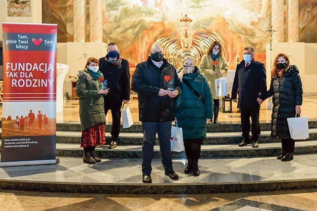 ▲	Wręczenie pierwszych statuetek odbyło się w parafii  MB Fatimskiej w Ciechanowie.