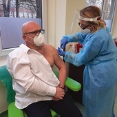 Tylko pierwszego dnia szczepień w Uniwersyteckim Szpitalu Klinicznym zaszczepiono 126 osób. Na zdjęciu dyrektor placówki dr Piotr Pobrotyn.