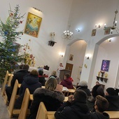 Wspólnota ks. Łukasza  modli się w nowym kościele.