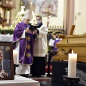 Obrzędom pogrzebowym oraz żałobnej Mszy św. przewodniczył bp Marek Mendyk.