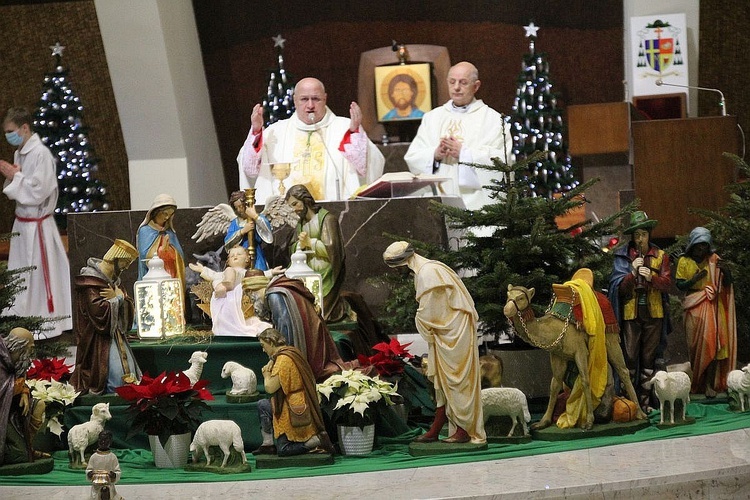 Bp Piotr Greger i ks. proboszcz Stanisław Wawrzyńczyk sprawowali Mszę św., która rozpoczęła wieczór kolęd w Aleksandrowicach.