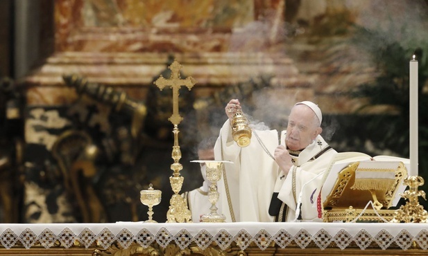 Franciszek podczas sprawowania Eucharystii