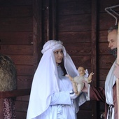 Żywa szopka przyciągnęła wielu mieszkańców miasta. Aleksandra Michalec wcieliła się w postać Maryi, a Sławomir Adamiec - św. Józefa.