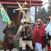 Orszak Trzech Króli w drodze do kościoła św. Maksymiliana w Ciścu.