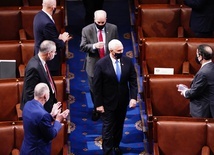 Pence wznowił obrady: Ci, którzy wtargnęli do Kongresu, nie wygrali