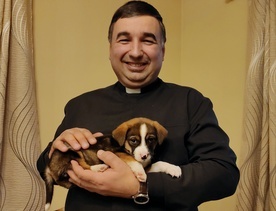 Ks. Mirosław Matuszny ze swoim psem - Aniołem