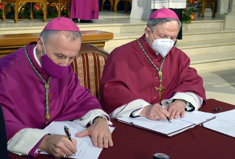 Jako pierwsi dokumenty podpisali: ustępujący bp Henryk Tomasik (z prawej) i nowy ordynariusz bp Marek Solarczyk.