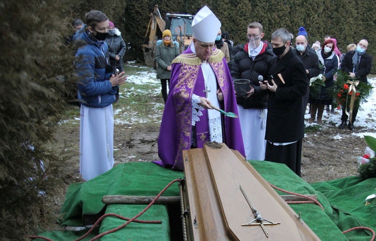 Bp Piotr Greger i uczestnicy pogrzebu odprowadzili śp. ks. Froelicha na cmenatrz komunalny w Wiśle.