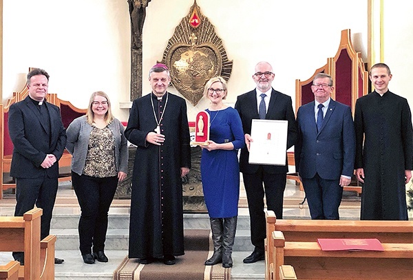 Ordynariusz diecezji z nominowanymi i laureatami.