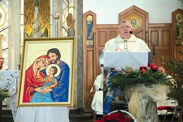 	Księdza Tadeusza Pajurka cieszy każda rodzina, która czuje się związana ze wspólnotą parafialną.