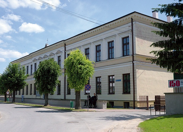 ▲	Dumą Solca jest liceum ogólnokształcące. Jego początki sięgają 1866 roku. Obecna siedziba została zbudowana w końcu XIX w.