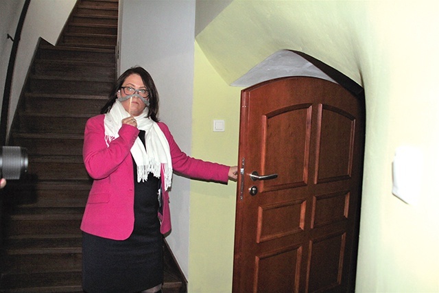 ▲	Barbara Trzeciak pokazuje jedne z kilkunastu ognioodpornych drzwi.