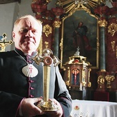 W Jakubowie znajdują się relikwie św. Jakuba. Na zdjęciu: kustosz sanktuarium ks. Stanisław Czerwiński.