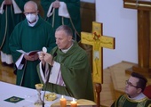 Ordynariusz radomski przewodniczy Eucharystii w kaplicy seminaryjnej.