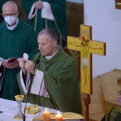 Ordynariusz radomski przewodniczy Eucharystii w kaplicy seminaryjnej.