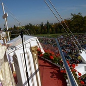 Bp Henryk Tomasik podczas jednej z pielgrzymek Rodziny Szkół Jana Pawła II na Jasna Górę.