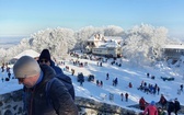 Tłum na szczycie zaśnieżonej Ślęży 