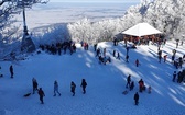 Tłum na szczycie zaśnieżonej Ślęży 