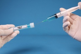 Do kraju dociera mniej szczepionek; nie wszystkie szpitale rozpoczęły podawanie drugiej dawki