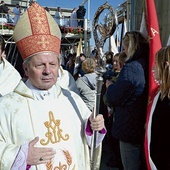 ◄	Biskup senior podczas jednej z pielgrzymek Rodziny Szkół Jana Pawła II na Jasną Górę. 