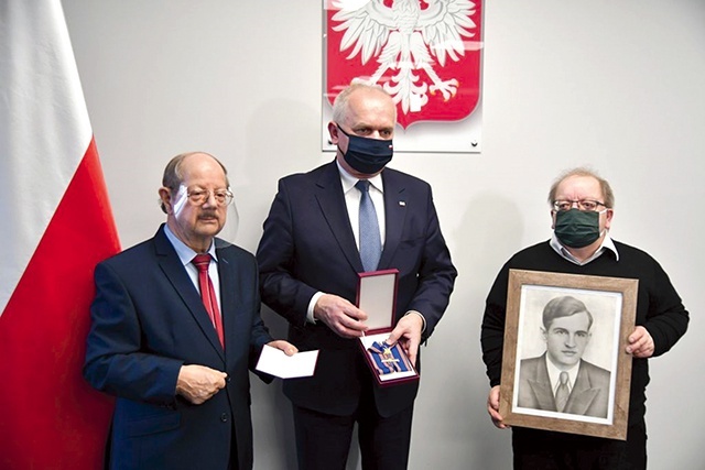 Uroczystość odbyła się w Lubuskim Urzędzie Wojewódzkim. Na zdjęciu wojewoda z rodziną odznaczonego.