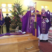 Mszę św. w Mścicach koncelebrowało 30 kapłanów.