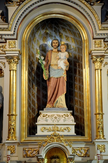 Figura św. Jozefa w ołtarzu głównym.
