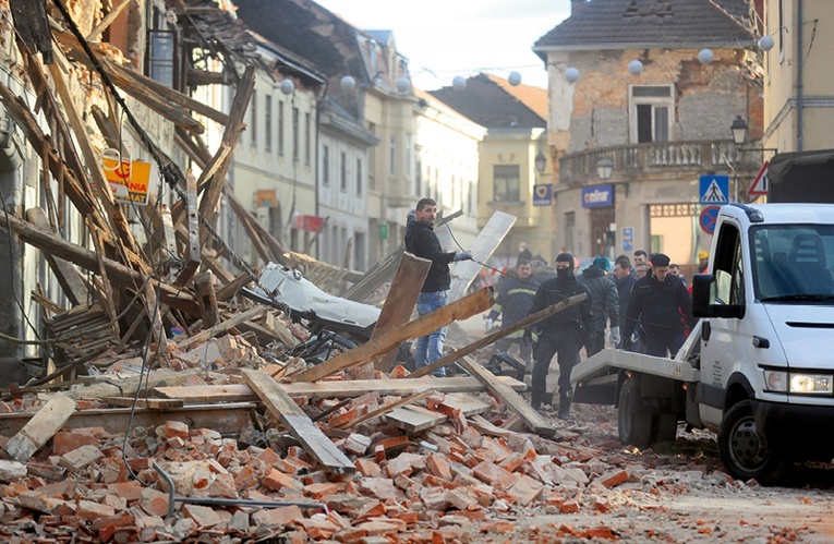 Zburzone przez trzęsienie ziemi domy w mieście Petrinja.
