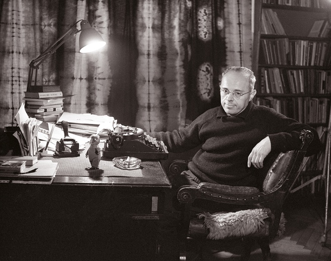 Stanisław Lem w swoim domu  przy ulicy Narwik na osiedlu Kliny  (Kraków, luty 1966 r.)