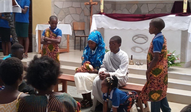 Dzieci w Afryce zaprezentowały w parafii jasełka i zaśpiewały kilka kolęd.
