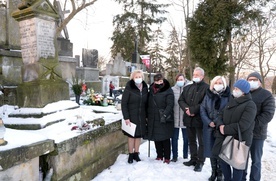 Członkowie Akcji Katolickiej przy grobie ks. Justyna Łady.