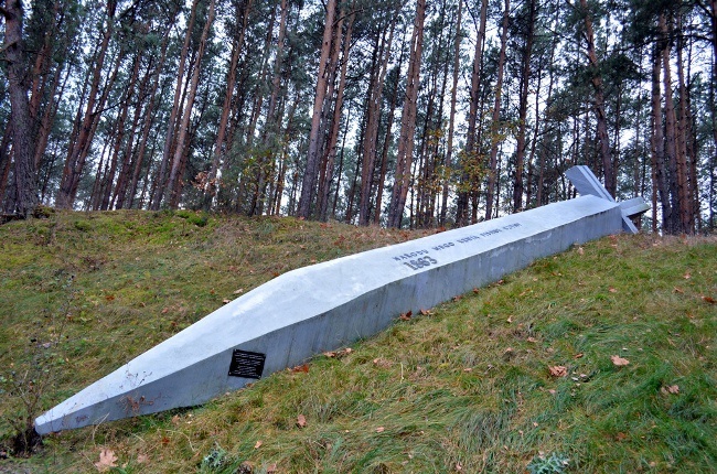 Pomnik w formie miecza na terenie Nadleśnictwa Dobieszyn.