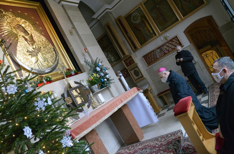 Pierwsze kroki w Skarżysku-Kamiennej ordynariusz radomski skierował do kaplicy MB Ostrobramskiej.