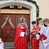 Ks. prałat Stanisław Czernk i ks. proboszcz Krzysztof Moskal podczas uroczystego otwarcia drzwi do kościoła stacyjnego św. Jakuba w Rzykach.